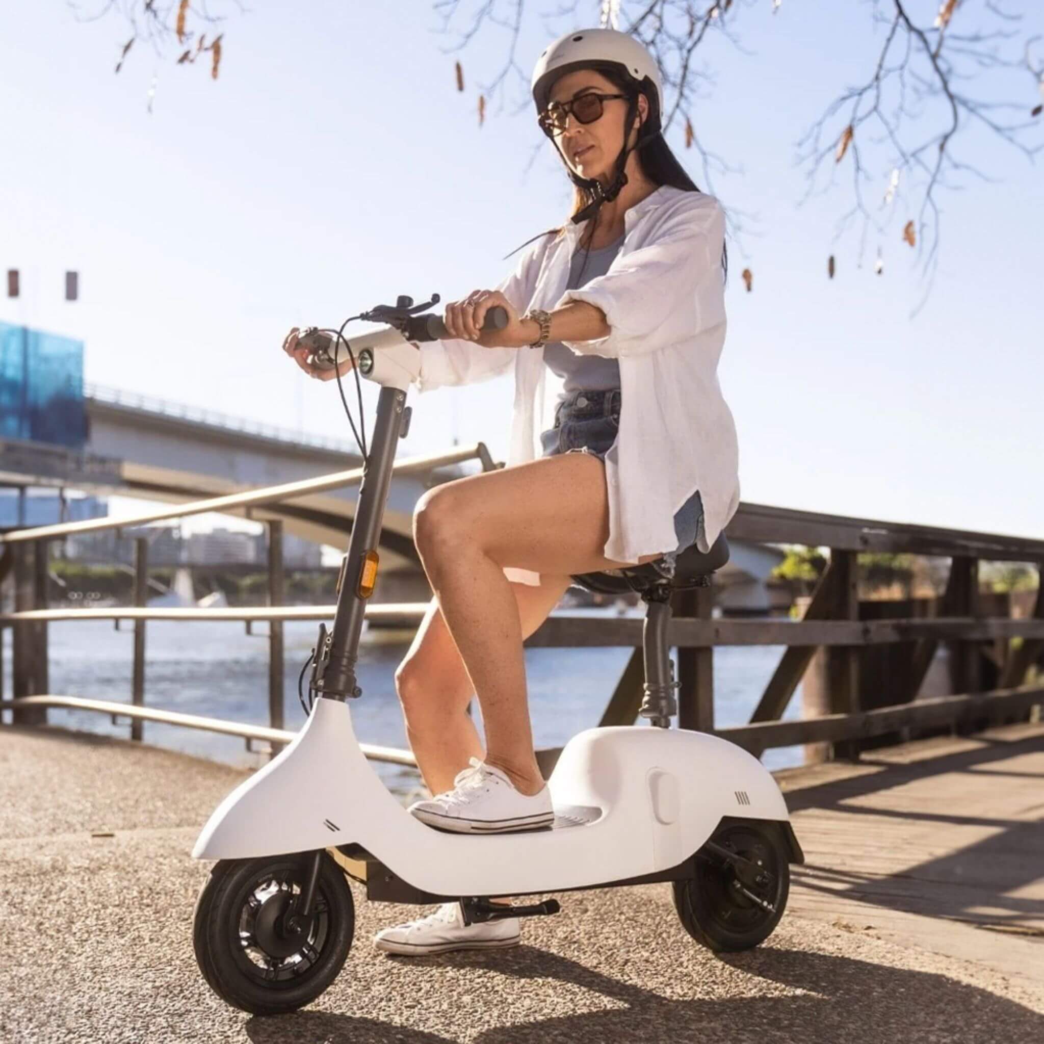 Okai Beetle Pro EA10C 900W 48V/10.4AH Small Foldable Electric Scooter With Seat, White (SAK73526) - Image 3
